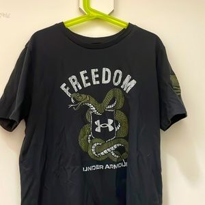 UNDER AMOUR GRAPHIC TEE